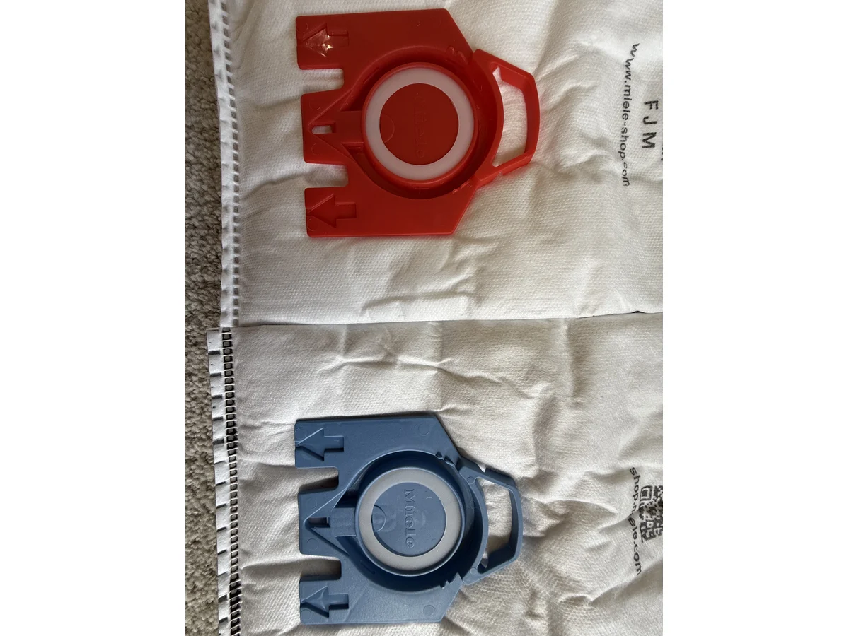 Close comparison of Miele FJM red collar and Miele GN blue collar shapes